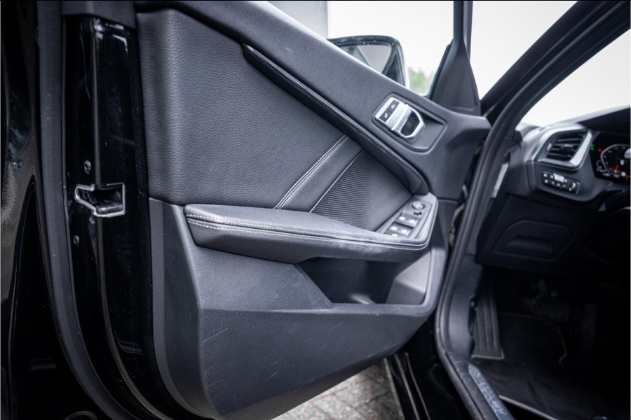 BMW 1-serie 118i Business Edition Plus ** Automaat ** Leder ** Carplay ** Stoelverwarming Alarm klasse 3 ** NL auto ** NAP!!