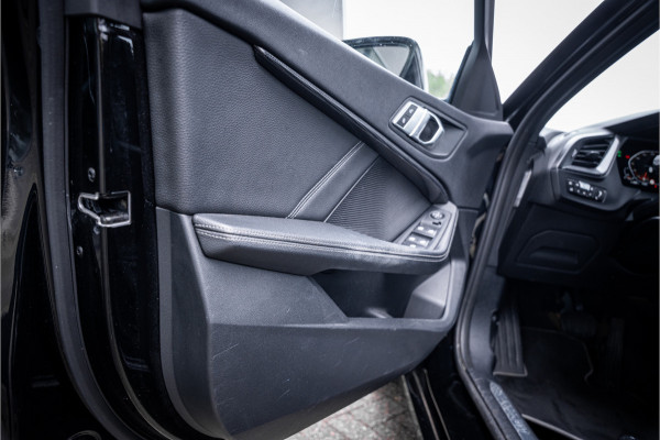 BMW 1-serie 118i Business Edition Plus ** Automaat ** Leder ** Carplay ** Stoelverwarming Alarm klasse 3 ** NL auto ** NAP!!