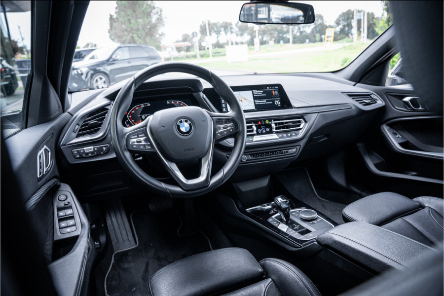 BMW 1-serie 118i Business Edition Plus ** Automaat ** Leder ** Carplay ** Stoelverwarming Alarm klasse 3 ** NL auto ** NAP!!