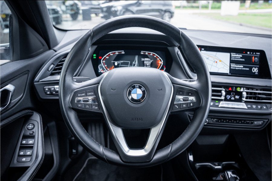 BMW 1-serie 118i Business Edition Plus ** Automaat ** Leder ** Carplay ** Stoelverwarming Alarm klasse 3 ** NL auto ** NAP!!