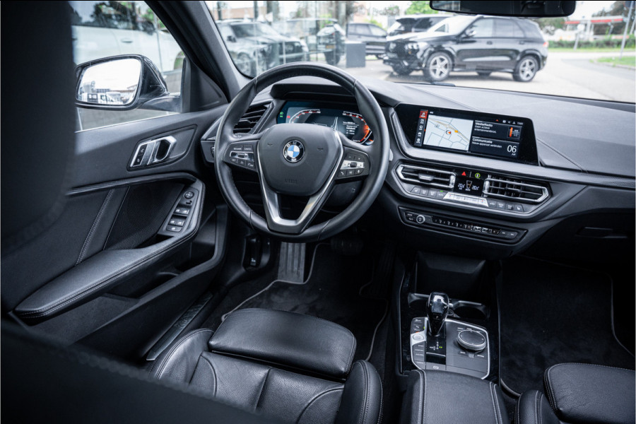 BMW 1-serie 118i Business Edition Plus ** Automaat ** Leder ** Carplay ** Stoelverwarming Alarm klasse 3 ** NL auto ** NAP!!