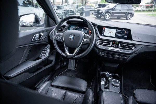 BMW 1-serie 118i Business Edition Plus ** Automaat ** Leder ** Carplay ** Stoelverwarming Alarm klasse 3 ** NL auto ** NAP!!