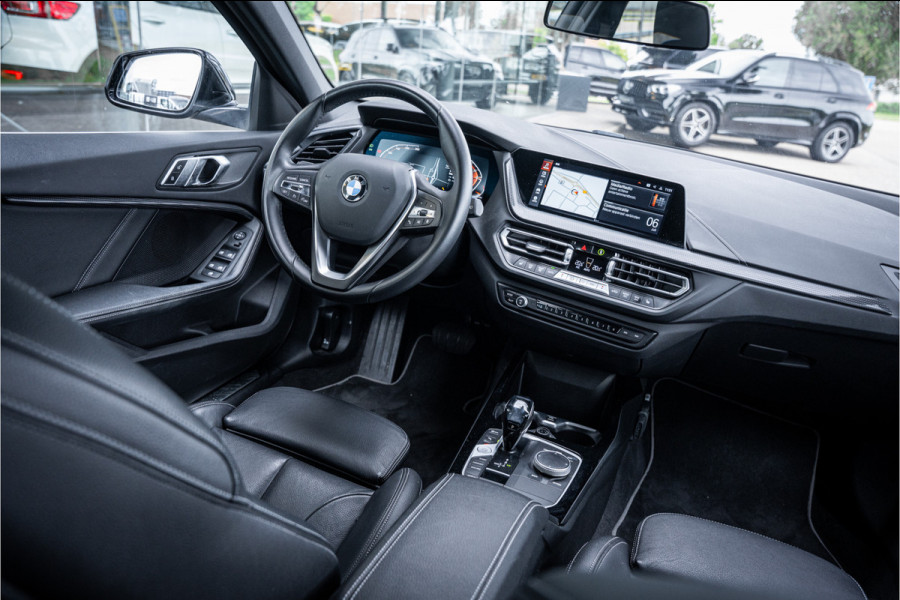 BMW 1-serie 118i Business Edition Plus ** Automaat ** Leder ** Carplay ** Stoelverwarming Alarm klasse 3 ** NL auto ** NAP!!
