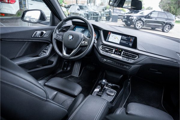 BMW 1-serie 118i Business Edition Plus ** Automaat ** Leder ** Carplay ** Stoelverwarming Alarm klasse 3 ** NL auto ** NAP!!