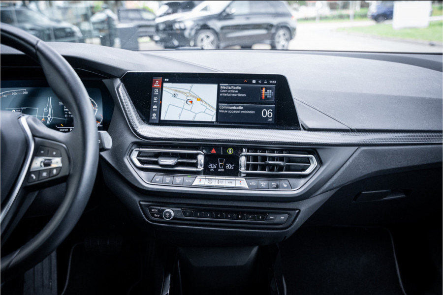 BMW 1-serie 118i Business Edition Plus ** Automaat ** Leder ** Carplay ** Stoelverwarming Alarm klasse 3 ** NL auto ** NAP!!