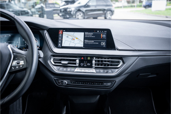 BMW 1-serie 118i Business Edition Plus ** Automaat ** Leder ** Carplay ** Stoelverwarming Alarm klasse 3 ** NL auto ** NAP!!