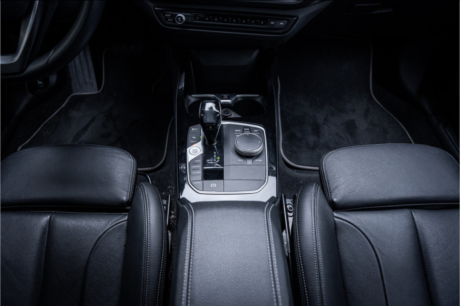 BMW 1-serie 118i Business Edition Plus ** Automaat ** Leder ** Carplay ** Stoelverwarming Alarm klasse 3 ** NL auto ** NAP!!