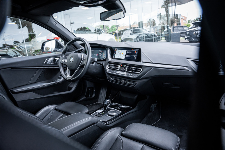 BMW 1-serie 118i Business Edition Plus ** Automaat ** Leder ** Carplay ** Stoelverwarming Alarm klasse 3 ** NL auto ** NAP!!