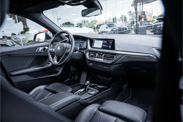 BMW 1-serie 118i Business Edition Plus ** Automaat ** Leder ** Carplay ** Stoelverwarming Alarm klasse 3 ** NL auto ** NAP!!