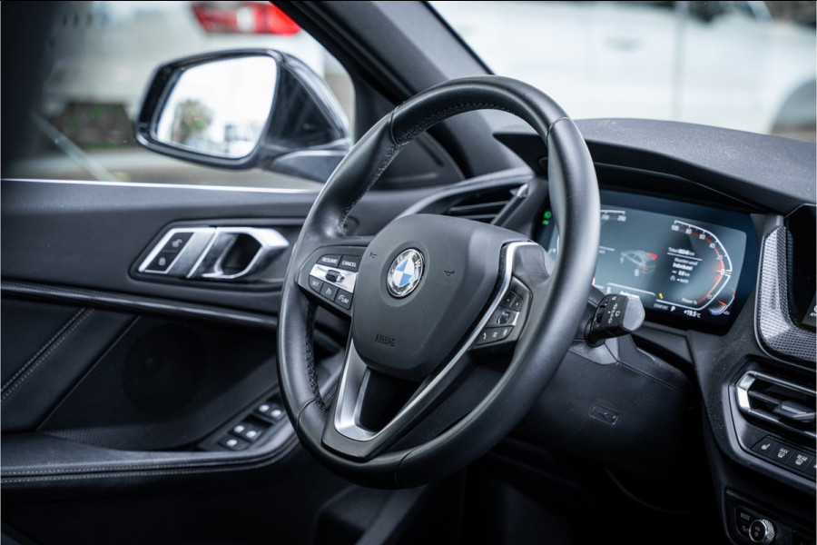 BMW 1-serie 118i Business Edition Plus ** Automaat ** Leder ** Carplay ** Stoelverwarming Alarm klasse 3 ** NL auto ** NAP!!