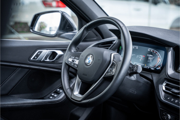 BMW 1-serie 118i Business Edition Plus ** Automaat ** Leder ** Carplay ** Stoelverwarming Alarm klasse 3 ** NL auto ** NAP!!