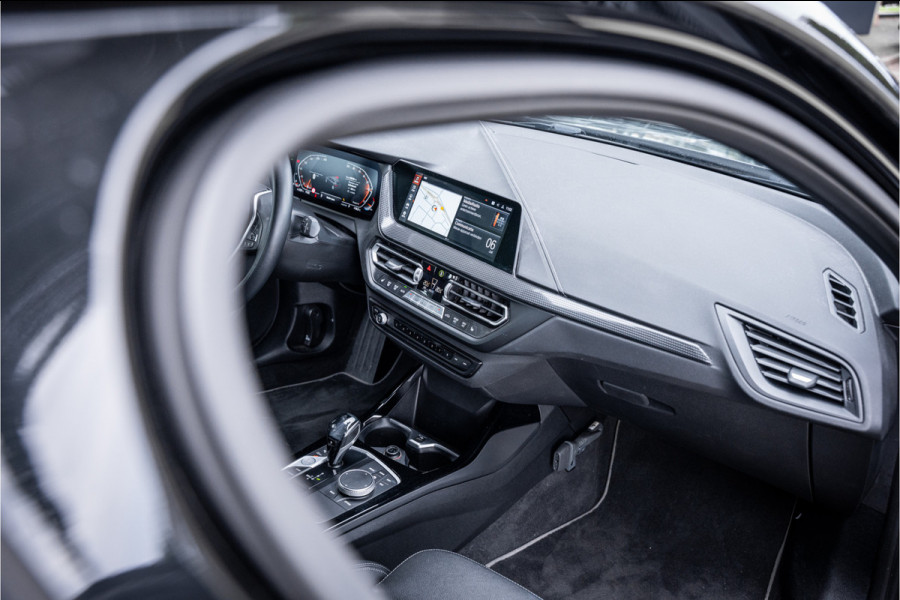 BMW 1-serie 118i Business Edition Plus ** Automaat ** Leder ** Carplay ** Stoelverwarming Alarm klasse 3 ** NL auto ** NAP!!
