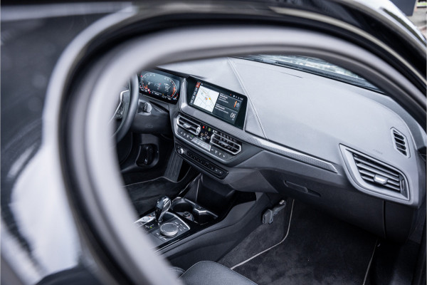 BMW 1-serie 118i Business Edition Plus ** Automaat ** Leder ** Carplay ** Stoelverwarming Alarm klasse 3 ** NL auto ** NAP!!