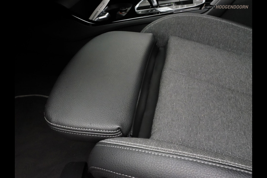 BMW 1-serie 118i Business Edition Plus Sport (DIGITAAL COCKPIT,KEYLESS,SPORTSTOELEN,LED,CLIMATE,APPLE CARPLAY,PARKEERSENSOR)