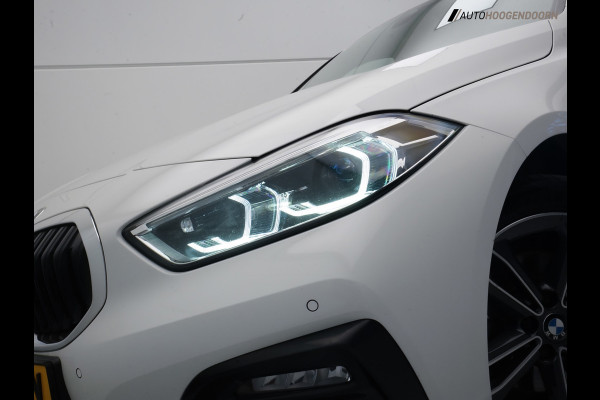 BMW 1-serie 118i Business Edition Plus Sport (DIGITAAL COCKPIT,KEYLESS,SPORTSTOELEN,LED,CLIMATE,APPLE CARPLAY,PARKEERSENSOR)