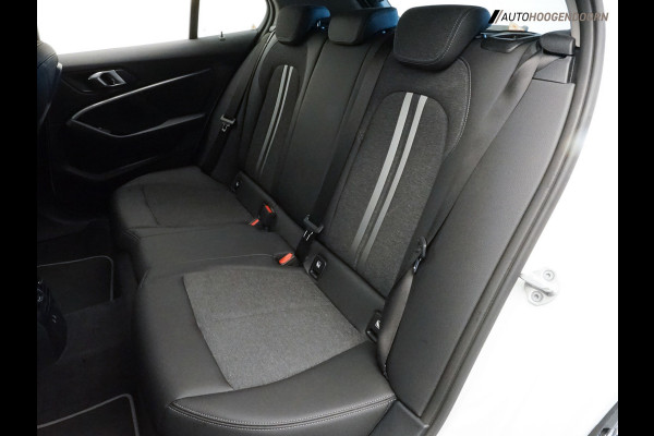 BMW 1-serie 118i Business Edition Plus Sport (DIGITAAL COCKPIT,KEYLESS,SPORTSTOELEN,LED,CLIMATE,APPLE CARPLAY,PARKEERSENSOR)