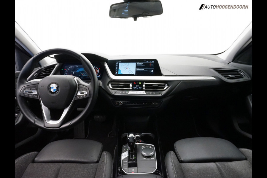 BMW 1-serie 118i Business Edition Plus Sport (DIGITAAL COCKPIT,KEYLESS,SPORTSTOELEN,LED,CLIMATE,APPLE CARPLAY,PARKEERSENSOR)