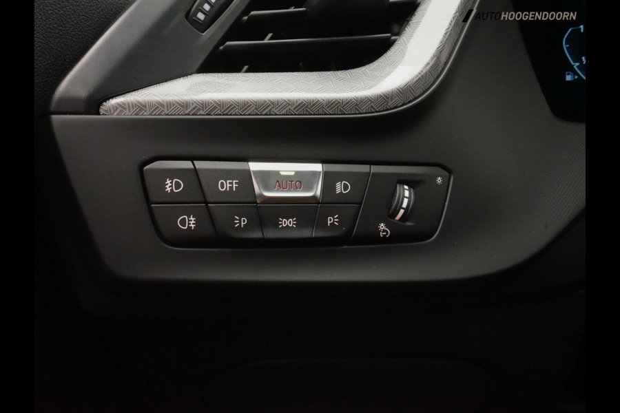 BMW 1-serie 118i Business Edition Plus Sport (DIGITAAL COCKPIT,KEYLESS,SPORTSTOELEN,LED,CLIMATE,APPLE CARPLAY,PARKEERSENSOR)