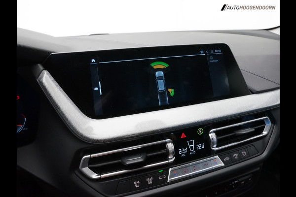 BMW 1-serie 118i Business Edition Plus Sport (DIGITAAL COCKPIT,KEYLESS,SPORTSTOELEN,LED,CLIMATE,APPLE CARPLAY,PARKEERSENSOR)
