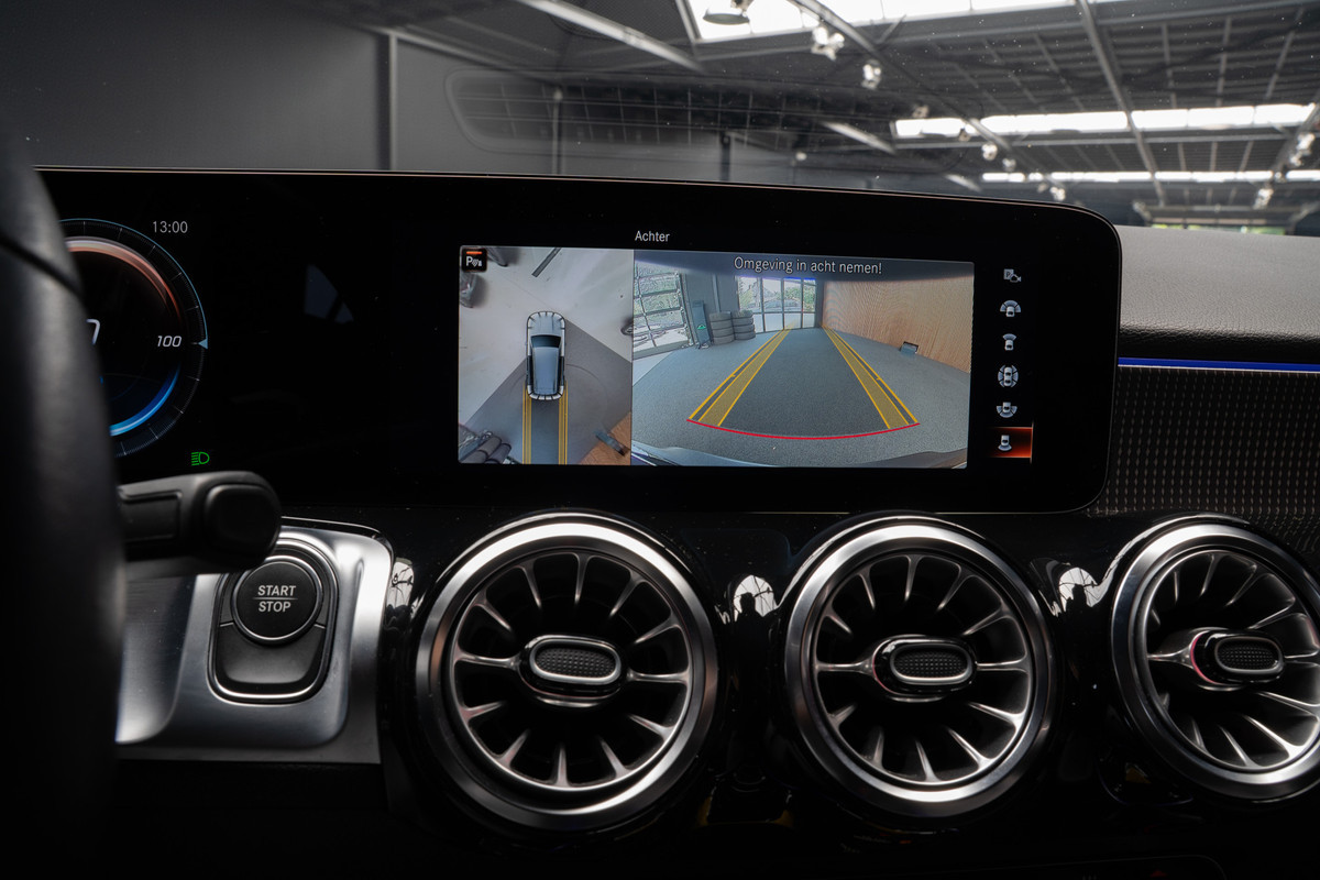 Mercedes-Benz EQB 250 Leer Navi 360° Camera Stoelverwarming PTS LM velgen Zwarte binnenhemel Elektr. bedienbare achterklep BTW auto!  SOH: 96,9%
