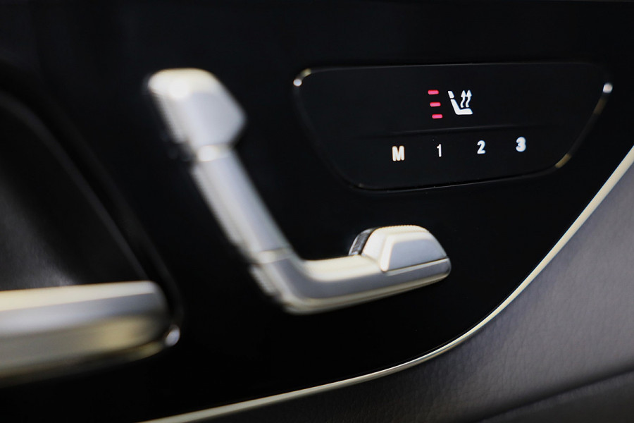 Mercedes-Benz C-Klasse 300 e AMG 63 Look / Head Up / 360 Camera / Acc / Lane Assist / BURMESTER / Elek Stoelen / Memory / Pano
