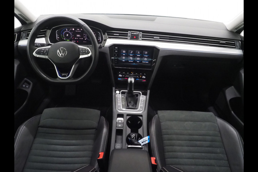 Volkswagen Passat Variant 1.4 TSI PHEV GTE | Panoramadak | Leder/Alcantara | Trekhaak | Massage | 360 | Sfeerlicht | Keyless