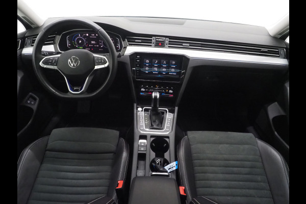Volkswagen Passat Variant 1.4 TSI PHEV GTE | Panoramadak | Leder/Alcantara | Trekhaak | Massage | 360 | Sfeerlicht | Keyless