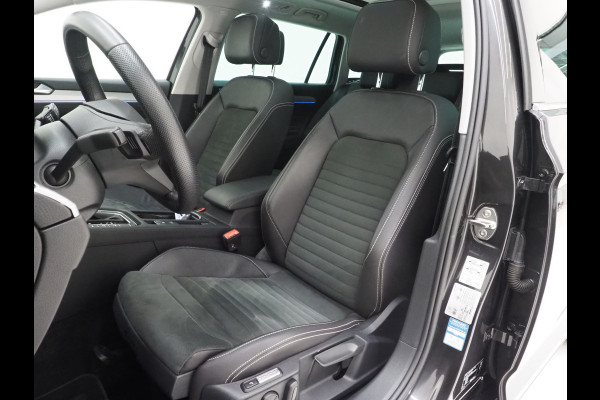 Volkswagen Passat Variant 1.4 TSI PHEV GTE | Panoramadak | Leder/Alcantara | Trekhaak | Massage | 360 | Sfeerlicht | Keyless