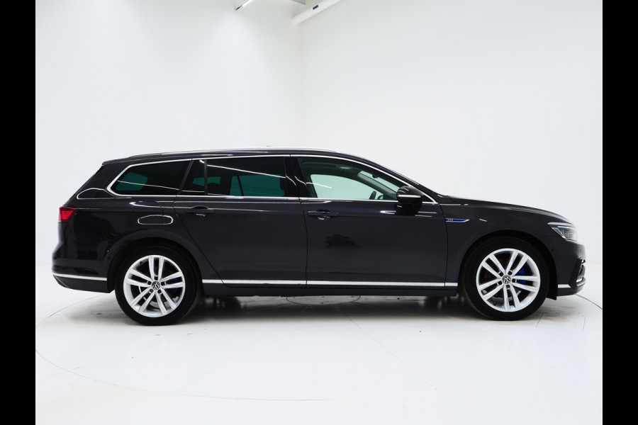 Volkswagen Passat Variant 1.4 TSI PHEV GTE | Panoramadak | Leder/Alcantara | Trekhaak | Massage | 360 | Sfeerlicht | Keyless