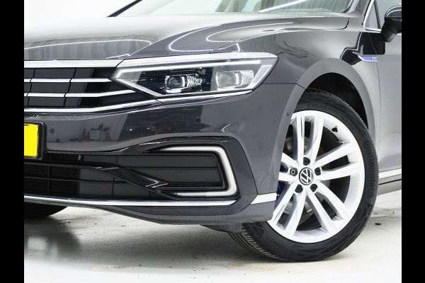 Volkswagen Passat Variant 1.4 TSI PHEV GTE | Panoramadak | Leder/Alcantara | Trekhaak | Massage | 360 | Sfeerlicht | Keyless