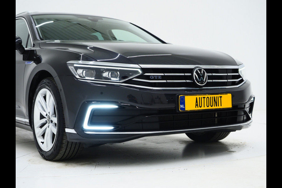 Volkswagen Passat Variant 1.4 TSI PHEV GTE | Panoramadak | Leder/Alcantara | Trekhaak | Massage | 360 | Sfeerlicht | Keyless