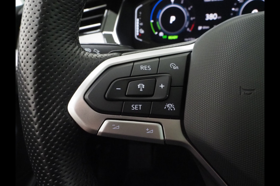 Volkswagen Passat Variant 1.4 TSI PHEV GTE | Panoramadak | Leder/Alcantara | Trekhaak | Massage | 360 | Sfeerlicht | Keyless