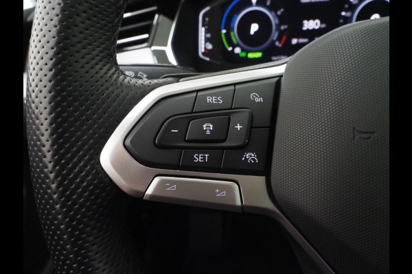 Volkswagen Passat Variant 1.4 TSI PHEV GTE | Panoramadak | Leder/Alcantara | Trekhaak | Massage | 360 | Sfeerlicht | Keyless