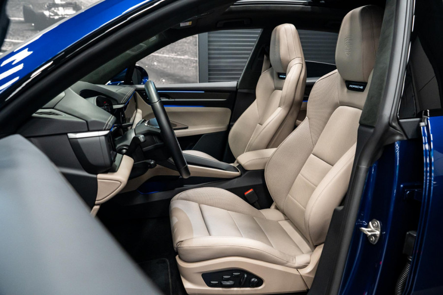 Porsche Macan Turbo 100 kWh *Burmester / Vierwielbesturing / Bijrijder-Display / Stoelventilatie / Panorama / 18-wegs / HUD / Keyless*