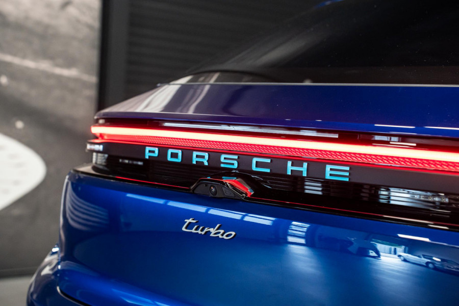 Porsche Macan Turbo 100 kWh *Burmester / Vierwielbesturing / Bijrijder-Display / Stoelventilatie / Panorama / 18-wegs / HUD / Keyless*