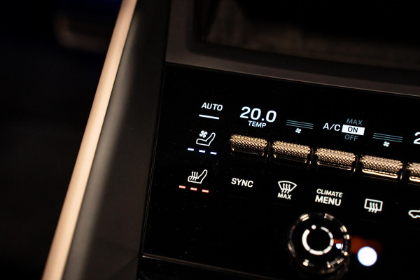 Porsche Macan Turbo 100 kWh *Burmester / Vierwielbesturing / Bijrijder-Display / Stoelventilatie / Panorama / 18-wegs / HUD / Keyless*