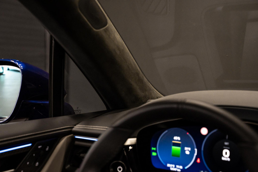 Porsche Macan Turbo 100 kWh *Burmester / Vierwielbesturing / Bijrijder-Display / Stoelventilatie / Panorama / 18-wegs / HUD / Keyless*
