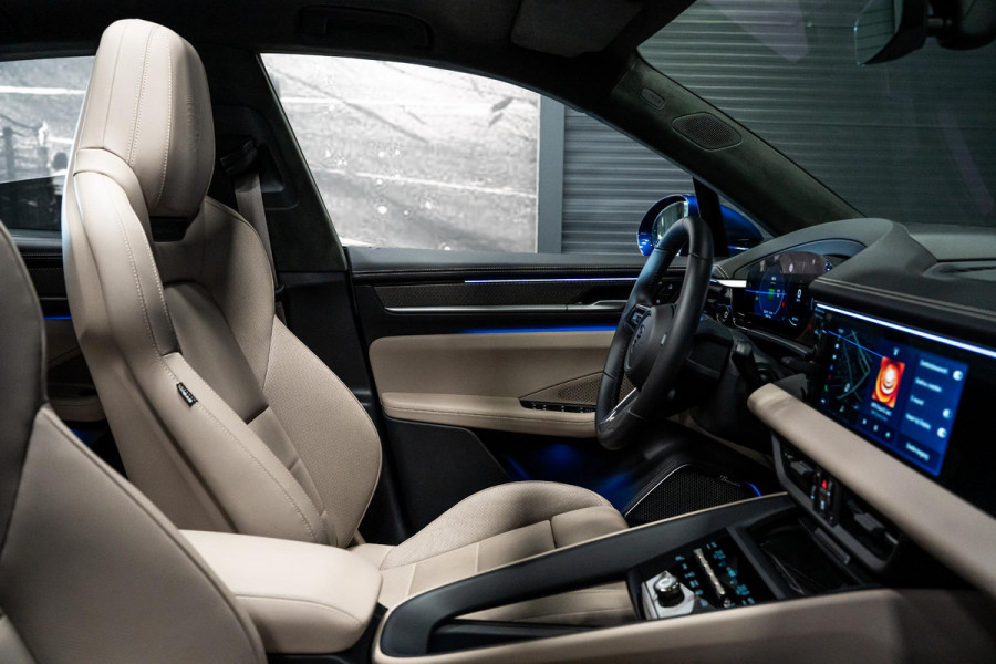 Porsche Macan Turbo 100 kWh *Burmester / Vierwielbesturing / Bijrijder-Display / Stoelventilatie / Panorama / 18-wegs / HUD / Keyless*