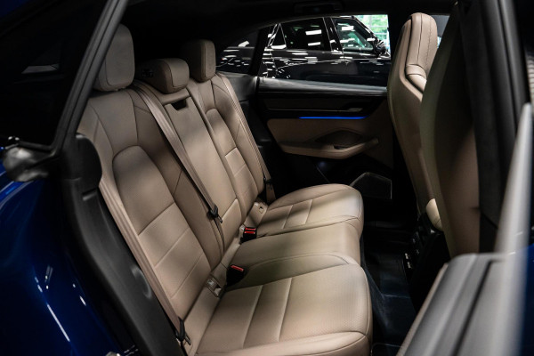Porsche Macan Turbo 100 kWh *Burmester / Vierwielbesturing / Bijrijder-Display / Stoelventilatie / Panorama / 18-wegs / HUD / Keyless*