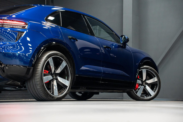 Porsche Macan Turbo 100 kWh *Burmester / Vierwielbesturing / Bijrijder-Display / Stoelventilatie / Panorama / 18-wegs / HUD / Keyless*