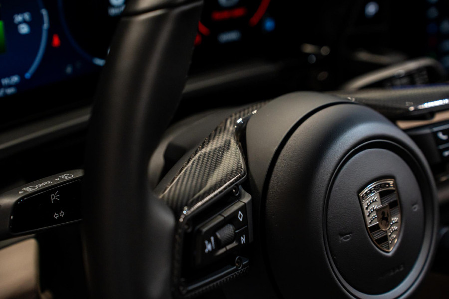 Porsche Macan Turbo 100 kWh *Burmester / Vierwielbesturing / Bijrijder-Display / Stoelventilatie / Panorama / 18-wegs / HUD / Keyless*