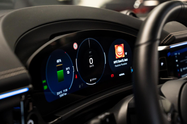 Porsche Macan Turbo 100 kWh *Burmester / Vierwielbesturing / Bijrijder-Display / Stoelventilatie / Panorama / 18-wegs / HUD / Keyless*