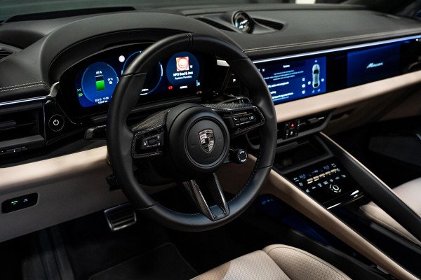 Porsche Macan Turbo 100 kWh *Burmester / Vierwielbesturing / Bijrijder-Display / Stoelventilatie / Panorama / 18-wegs / HUD / Keyless*