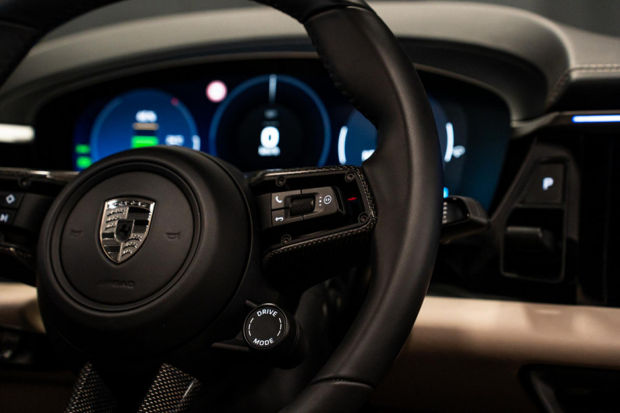 Porsche Macan Turbo 100 kWh *Burmester / Vierwielbesturing / Bijrijder-Display / Stoelventilatie / Panorama / 18-wegs / HUD / Keyless*