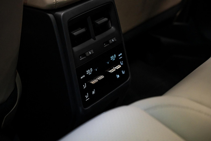 Porsche Macan Turbo 100 kWh *Burmester / Vierwielbesturing / Bijrijder-Display / Stoelventilatie / Panorama / 18-wegs / HUD / Keyless*