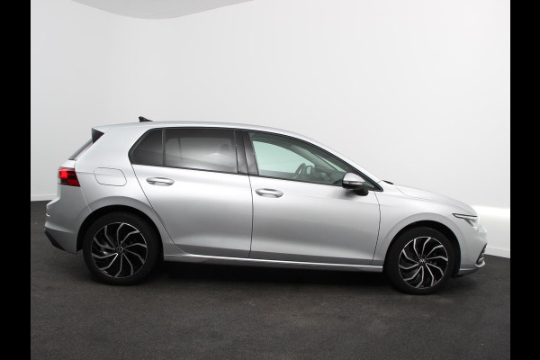 Volkswagen Golf 1.0 TSI Life Lounge 110pk Navigatie Apple Carplay/Android auto Climate Control Parkeersensoren 17"Lichtmetalen velgen Extra Getint Glas Cruise Control Stoel- en stuurverwarming Ledverlichting