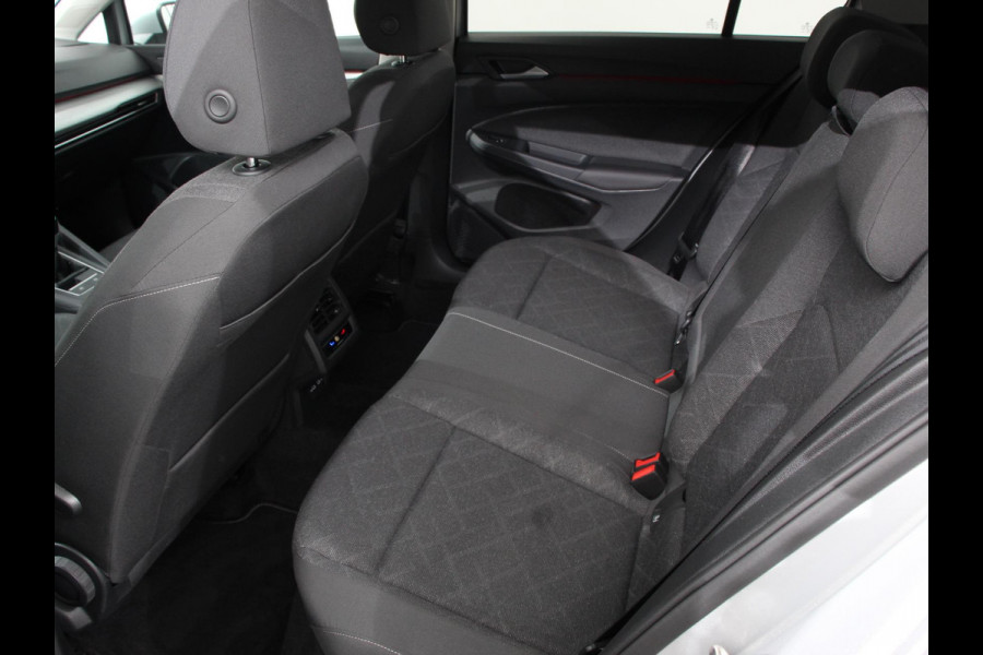 Volkswagen Golf 1.0 TSI Life Lounge 110pk Navigatie Apple Carplay/Android auto Climate Control Parkeersensoren 17"Lichtmetalen velgen Extra Getint Glas Cruise Control Stoel- en stuurverwarming Ledverlichting