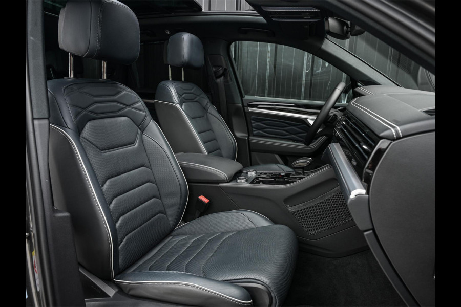 Volkswagen Touareg 3.0 TSi eHybrid 4MOTION Elegance | Panoramadak | Luchtvering | Stoelventilatie + Massage | HUD | 360 Camera | Ambiance Interieur | Trekhaak | Adaptive Cruise | IQ Light |