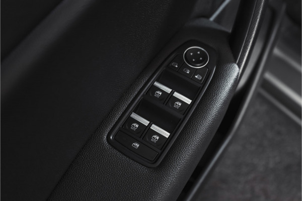 Renault Captur 1.6 E-Tech Plug-in Hybrid 160 Intens | Trekhaak | Cruise | PDC | NAV | ECC | DAB | LM 18" |