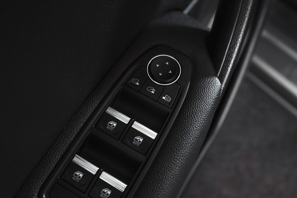 Renault Captur 1.6 E-Tech Plug-in Hybrid 160 Intens | Trekhaak | Cruise | PDC | NAV | ECC | DAB | LM 18" |